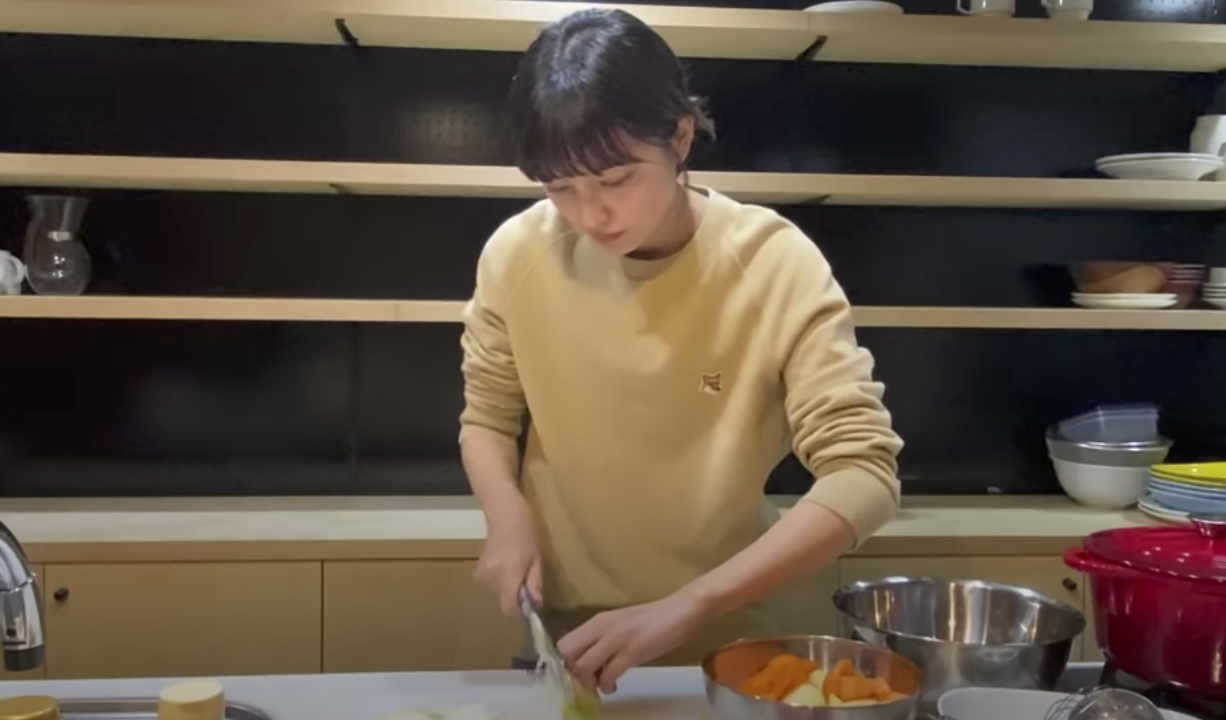 はーちゃんねるのキッチンはどこ 川口春奈がyoutubeで肉じゃがを作ったのは自宅 さぶ録 Com